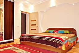 2-room apartment for daily rent, ul. Komissarova 2