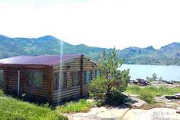 Log house on lake Zhasybay